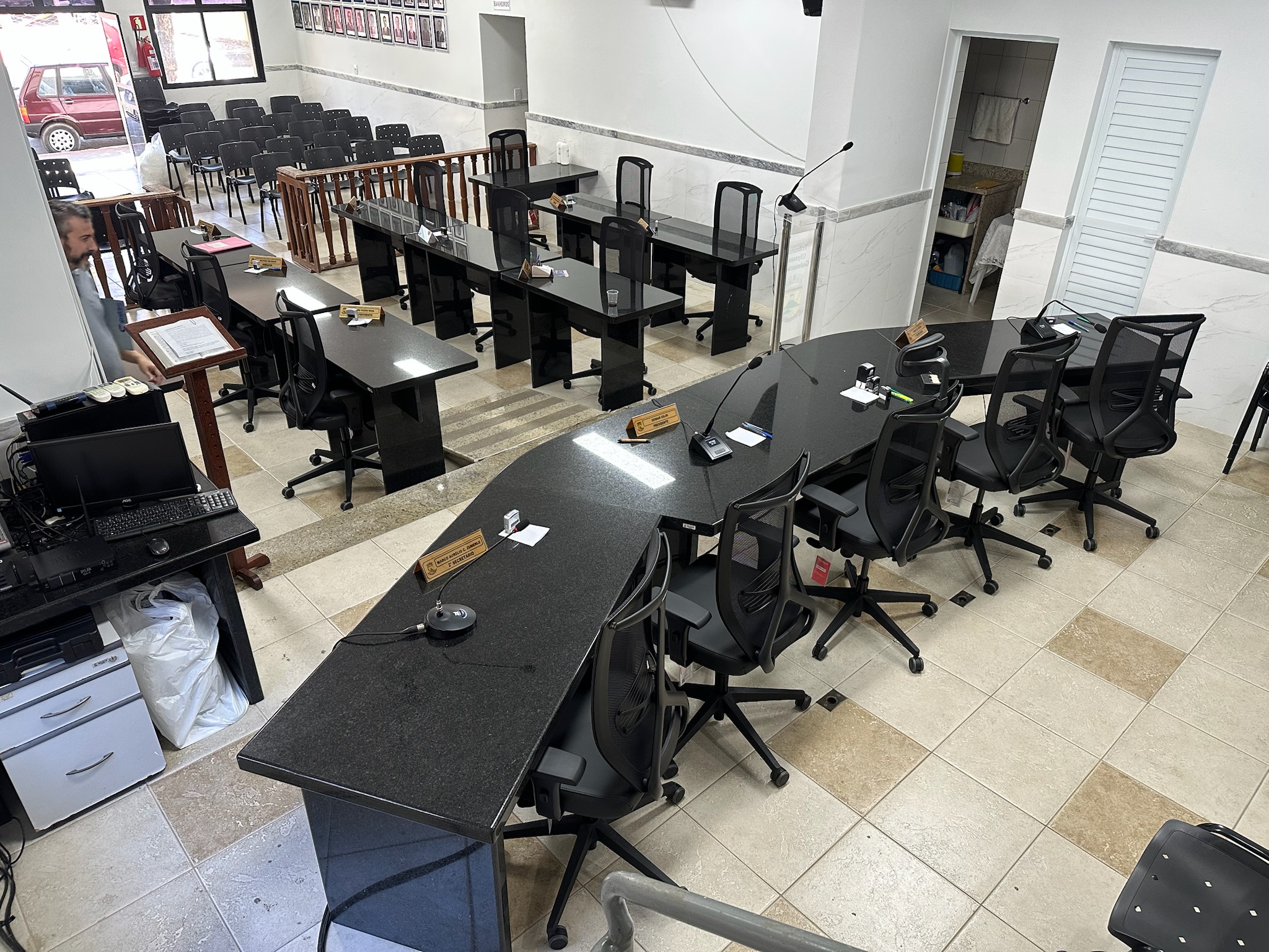 Cadeiras ergonômicas instaladas no plenário da Câmara Municipal de Castelo