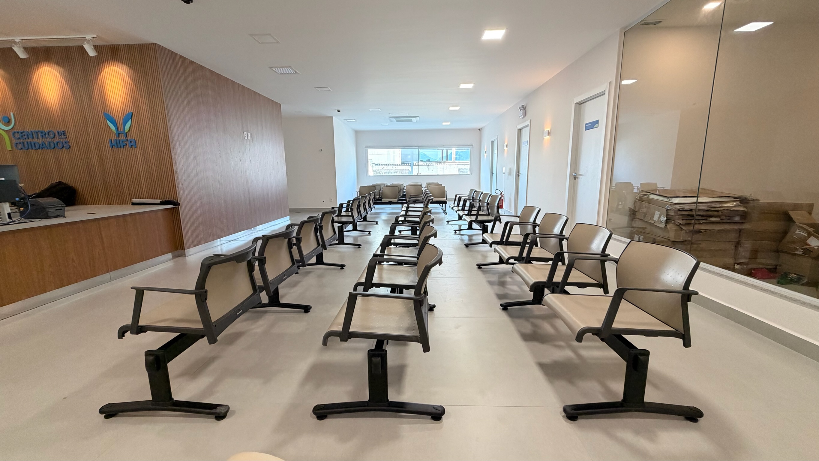 Recepção e área de espera do Centro de Cuidados HIFA mobiliadas pela Sistec