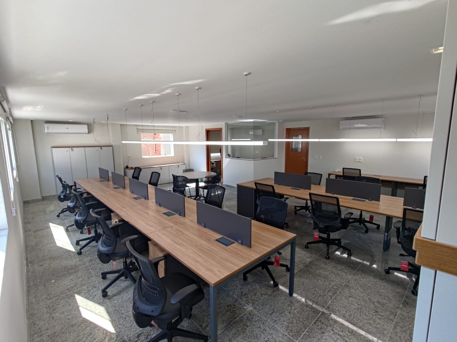 Setor de faturamento do HIFA com estações de trabalho e mobiliário corporativo da Sistec