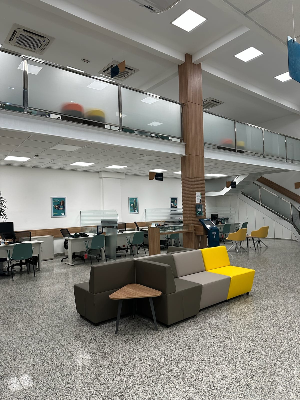 Sofás modulares instalados na sede do Sicoob Sul
