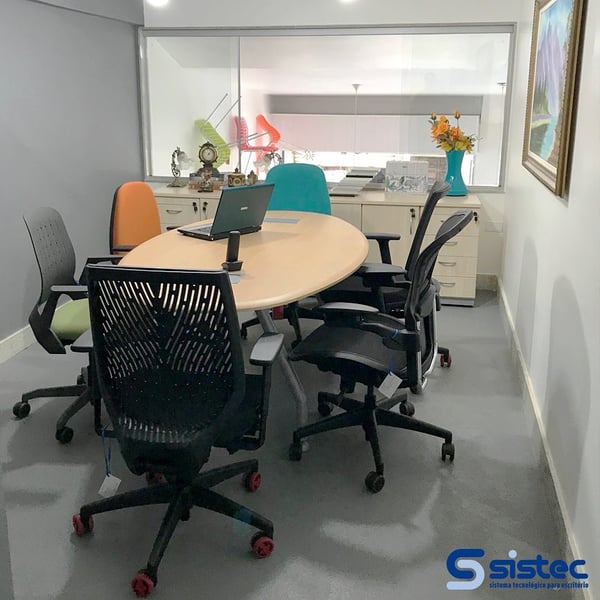 Cadeiras profissionais em ambiente de exposição da Sistec
