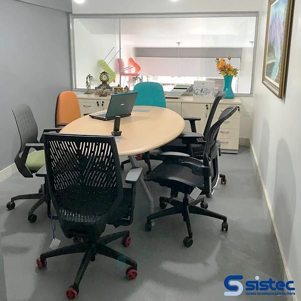 Cadeiras profissionais em ambiente de exposição da Sistec